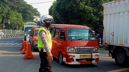 Calon Jemaah Haji Mulai Datangi Asrama Haji Pondok Gede, Lalin Sekitar Macet