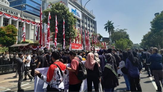 Seruan 'Selamatkan Demokrasi' Menggema di Depan Gedung MK