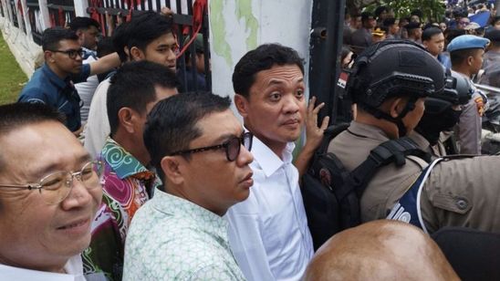 Habiburokhman Kena Lemparan Botol saat Temui Massa di Depan Gedung DPR