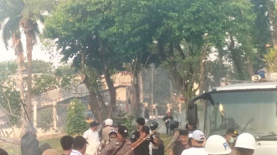 Polisi Tembakkan Gas Air Mata Usai Massa Jebol Tembok Gedung DPR RI