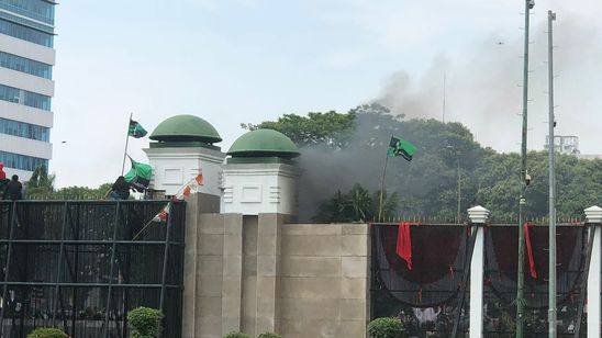 Kepulan Asap dan Kobaran Api Warnai Demo Massa di Depan Gedung DPR RI