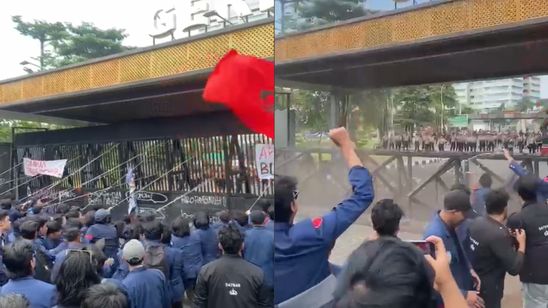 Mahasiswa Trisakti Jebol Gerbang Belakang Gedung DPR RI, Tapi Terhalang Barikade Polisi