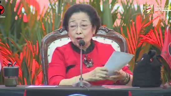 Megawati ke Airin Rachmi Diany: Mesti Pakai Merah Hitam Lho!