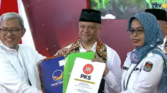 Wajah Semringah Ilham Habibie Dampingi Ahmad Syaikhu Resmi Daftar ke KPUD Jabar