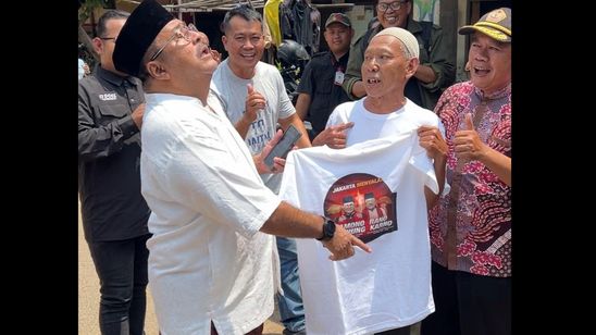 Ketemu Warga, Rano Karno Dapat Baju Gambar Pramono-Rano