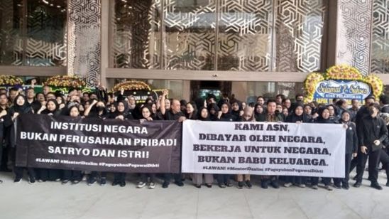 Ini Deretan Pesan Pendemo di Kemdiktisaintek: Kami Bekerja untuk Negara, Bukan Babu Keluarga!