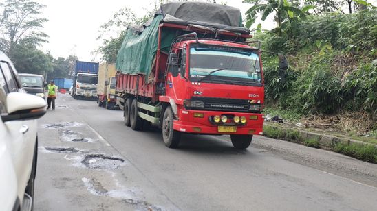 Banyak Kecelakaan Akibat Jalan Berlubang di Pantura, Ini Strategi Pemerintah