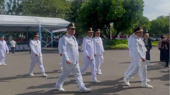 Kepala Daerah Mulai Memasuki Istana Kepresidenan untuk DIlantik, Ada yang Datang Pakai Tongkat Jalan