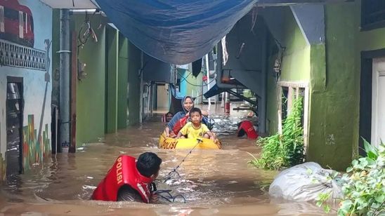 Ciliwung Meluap, Banjir 2 Meter Rendam Permukiman di Kebon Pala