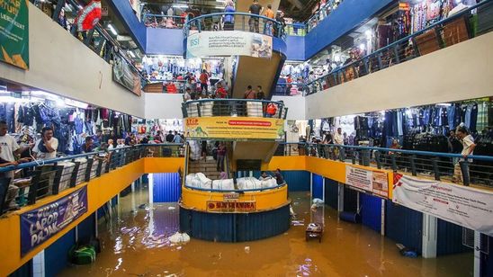 FOTO: Pedagang Pasar Cipulir Jaksel Tetap Jualan Meski Dikepung Banjir Parah