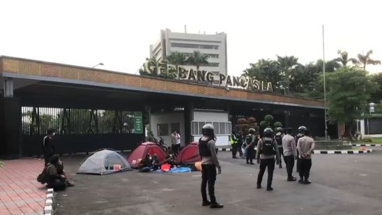 Paripurna Pengesahan RUU TNI, Peserta Aksi Mulai Datangi Gedung DPR