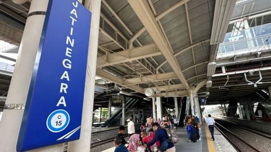 39 Kereta Api Jarak Jauh Berhenti di Jatinegara Saat Hari Buruh
