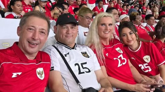 Nonton Timnas di GBK, Jennifer Coppen Duduk Bareng Orangtua Justin Hubner
