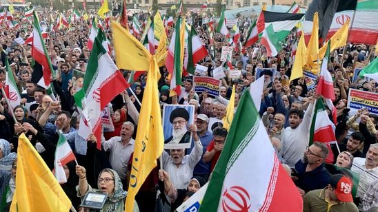 Ribuan Warga Iran Gelar Pawai Kemenangan di Teheran, Puji Militer dalam Perang Melawan Israel