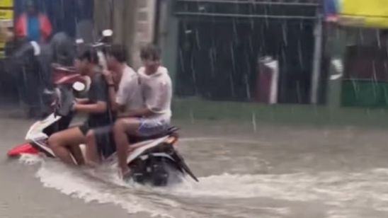 Banjir Rendam Jalan Pekapuran Depok Akibat Hujan Deras