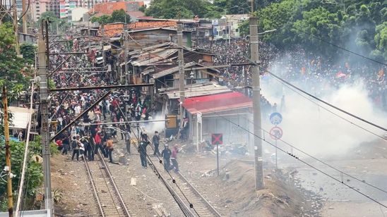 Ratusan Brimob Pukul Mundur Puluhan Ribu Pendemo yang Rusuh di Pejompongan