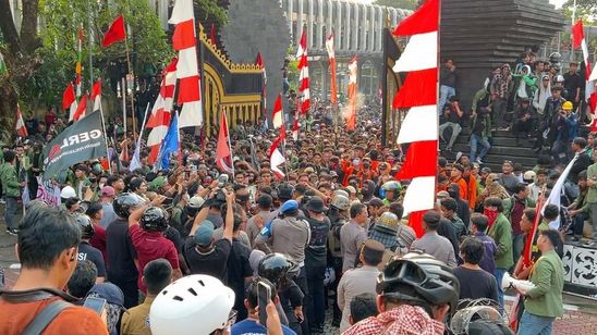 Massa Mahasiswa Jebol Gerbang Polda Metro Jaya