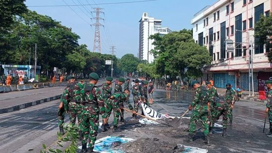 TNI dan Petugas Kebersihan Bersihkan Kawasan Mako Brimob Kwitang Pascademo