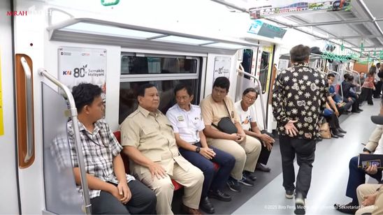Prabowo Jajal KRL dari Stasiun Manggarai ke Tanah Abang, Sempat Cek Gerbong Khusus Petani-Pedagang