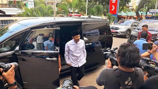 Mensos Syaifullah Yusuf Jenguk Korban Ledakan SMAN 72 di RSIJ Cempaka Putih