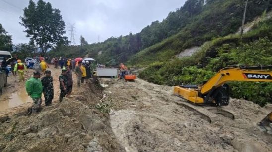 Danrem 023/KS Pimpin Pembukaan Akses Jalan Tertutup Longsor di Tapanuli Tengah