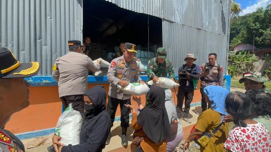 Kapolda Sumut dan Pangdam Bagi-bagi Beras ke Korban Bencana Tapteng