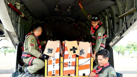 TNI Terjunkan 90 Helibox Sembako ke Desa Terisolasi di Tapanuli Utara