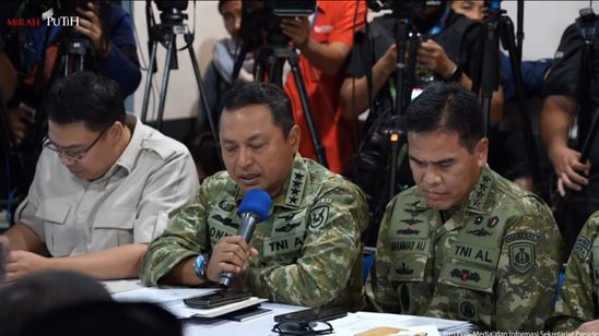 Prabowo Apresiasi Penyaluran Bantuan ke Daerah Terisolir dengan Metode &ldquo;Sling Rope&rdquo; dan Airdrop Terukur