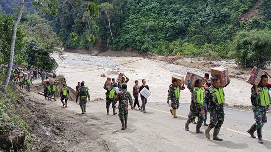 Akses Terputus, Prajurit Kodim 0108 Bergerak Jalan Kaki Salurkan Bantuan ke Ketambe