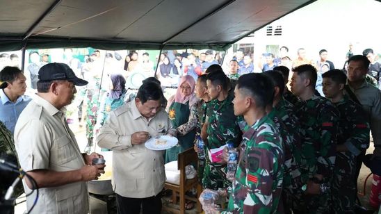 Momen Prabowo Santap Sepiring Nasi Goreng Buatan Dapur Umum Pengungsi di Agam