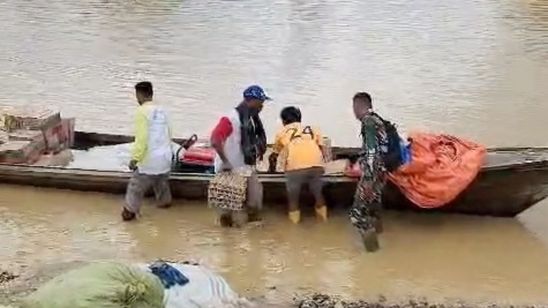 Perjuangan Petugas Salurkan Bantuan ke Kampung Sekumur Aceh Tamiang, Membelah Sungai Penuh Buaya