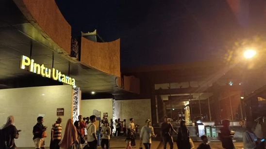 Warga Padati TMII untuk Rayakan Malam Pergantian Tahun