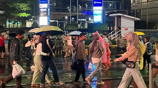 Hujan di Bundaran HI, Antusiasme Warga Sambut Tahun Baru Tetap Membara