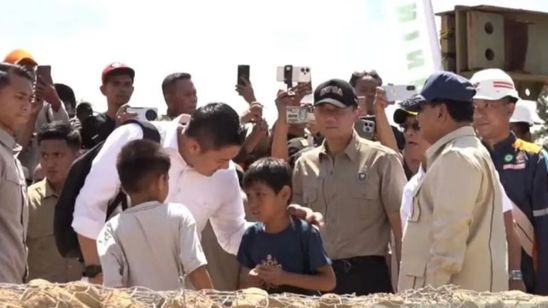 Seskab Teddy: Prabowo Rayakan Malam Tahun Baru Bersama Warga Tapanuli Selatan di Lokasi Pengungsian