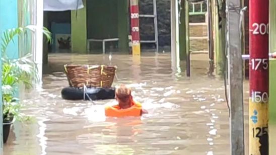 Update Banjir Jakarta Sore Ini: 16 Jalan Masih Tergenang