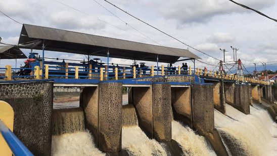 Hujan Deras di Puncak, Bendung Katulampa Siaga III hingga Debit Sungai Ciliwung Melonjak
