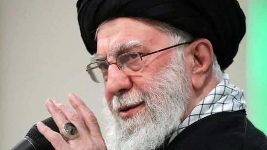 Cek Fakta: Foto Kematian Ali Khamenei Tertimpa Reruntuhan