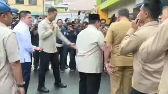 Prabowo Jenguk Korban Kecelakaan Kereta di RSUD Bekasi
