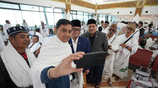 Wamen Haji Dahnil dan Kawendra Lepas 2.960 Jamaah Haji Jember di Juanda, Terbanyak di Jatim
