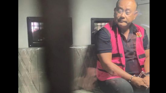 Tangan Diborgol, Eks Bos MBG Dadan Hindayana Bertampang Lesu saat Berada di Mobil Tahanan