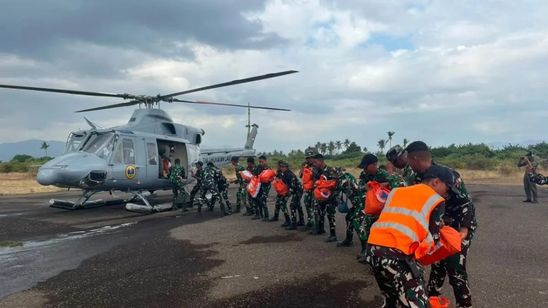 Helikopter TNI AL Distribusikan 400 Kg Bantuan Pangan ke Wilayah Gempa NTT