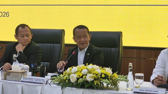 Bahlil Buka-bukaan Nasib Impor BBM dari Singapura di Tengah Pemangkasan Ekspor Gas