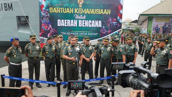 KSAD Jenderal Maruli Kirim Bantuan untuk Bencana di Sumatera Pakai Kapal ADRI