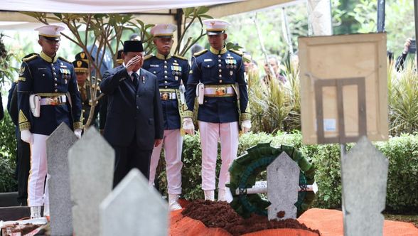 Presiden Prabowo pimpin pemakaman Wapres ke-6 RI Try Sutrisno di TMP Kalibata