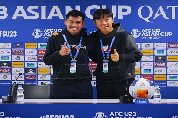 Pelatih Timnas Indonesia U-23, Shin Tae-yong bersama Witan Sulaeman jelang laga melawan Uzbekistan d