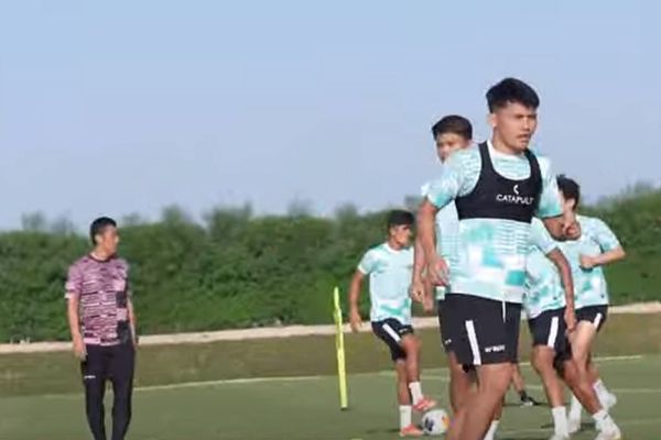 Para pemain tengah latihan untuk mempersiapkan diri menghadapi Uzbekistan pada semifinal Piala Asia 