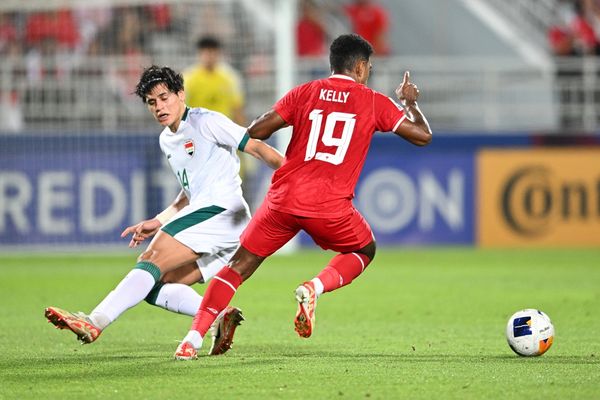 Jeam Kelly Sroyer berusaha melewati adangan pemain lawan pada perebutan tempat ketiga Piala Asia U-2