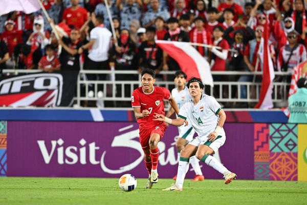 Marselino Ferdinan berusaha melewati pengawalan pemain Irak pada perebutan tempat ketiga Piala Asia 