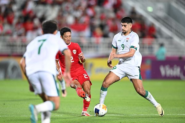 Dua pemain Irak mengawal pergerakan pemain Indonesia pada perebutan tempat ketiga Piala Asia U-23 20