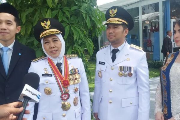 Gubernur Jawa Timur Khofifah Indar Parawansa didampingi Emil Dardak dan keluarga 